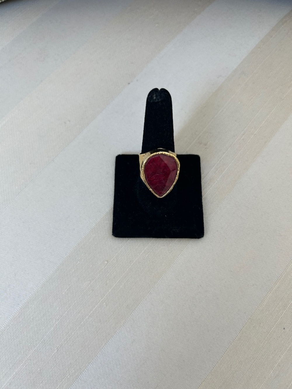 BEAUTIFUL 14K GOLD FILLED RING WITH RUBY COLOR STONE NWOT